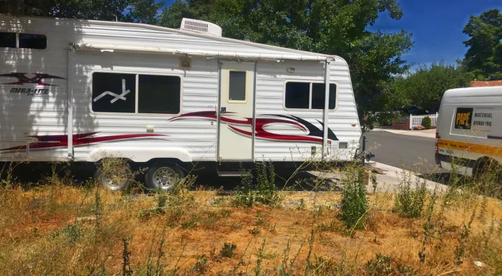 Cracked window, but besides that, this trailer is in excellent condition . Extreme Other 2007