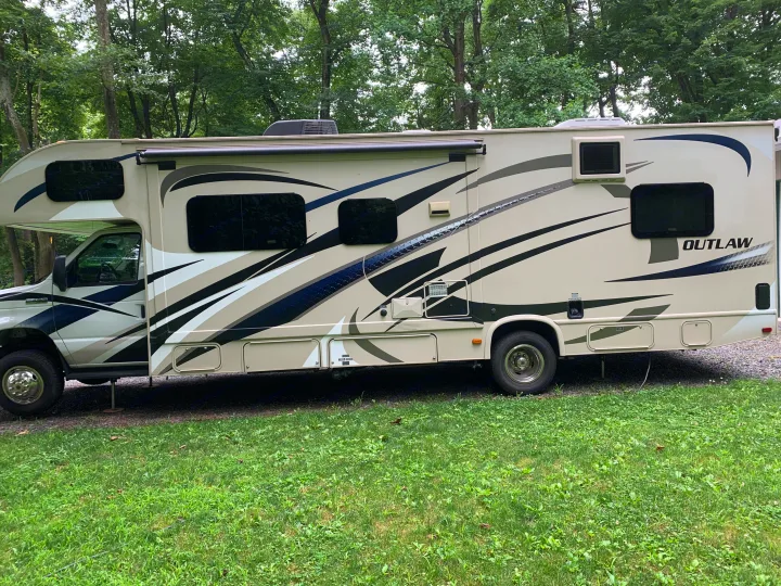 Thor Motor Coach Outlaw 2015