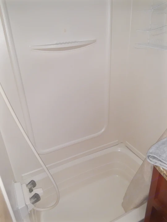 Shower/deep tub (great for little ones). Keystone Outback BH312 2011