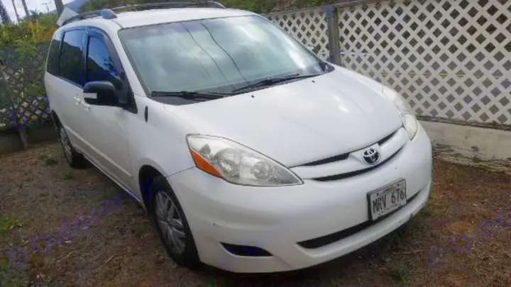 Mabel glistening in the Wailuku sunset. Toyota Sienna 2005
