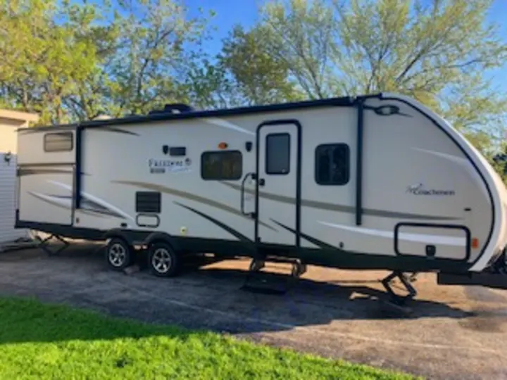 Light-colored Coachmen travel trailer, ideal for RV rental. Perfect for camping, travel, and outdoor adventures.. Coachmen Freedom Express - Liberty Edition 2017