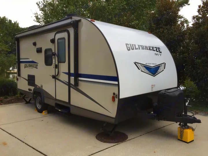 An easy-to-tow package for the whole family.. Gulf Stream Gulf Breeze 2019