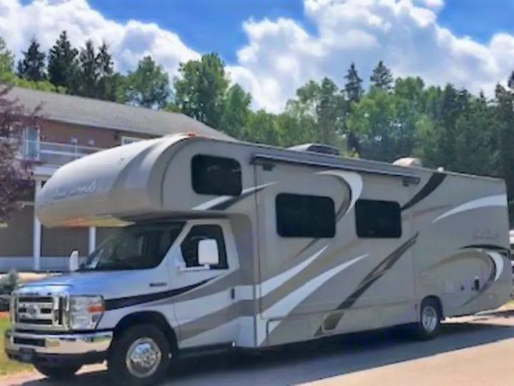 Profile look on the road.. Thor Motor Coach Four Winds 2016
