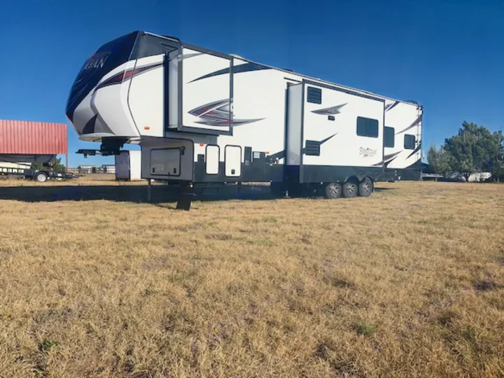 43 foot toy hauler . Prime Time Spartan 2017