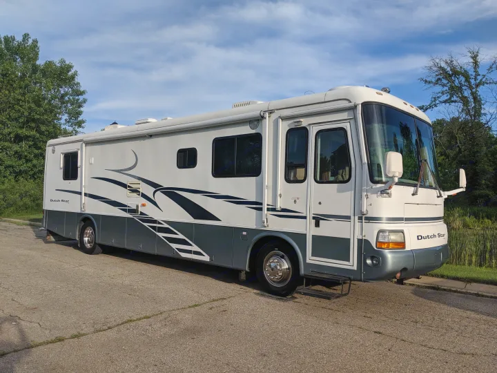 Exterior - Passenger Side. Newmar Dutch Star 2000