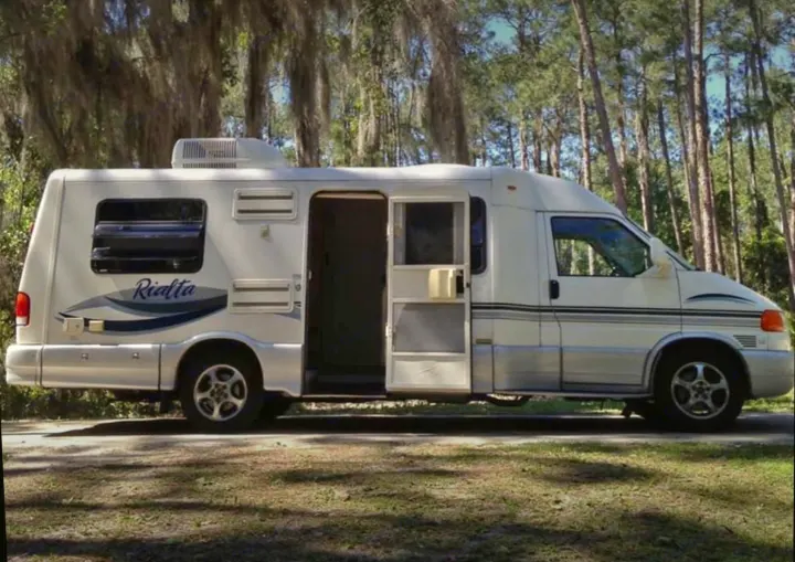 Passenger side. Winnebago Eurovan Camper Rialta 2003