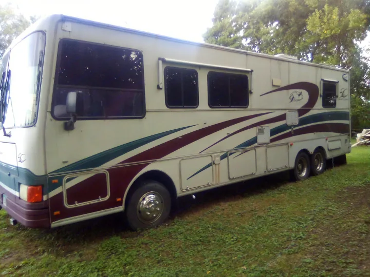 Carpet floors. 6 swivel captain chairs with fold down couch.. Coachmen Sportscoach Pathfinder 1993