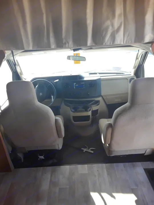 Swiveling pilot chairs . Winnebago Minnie Winnie 2017