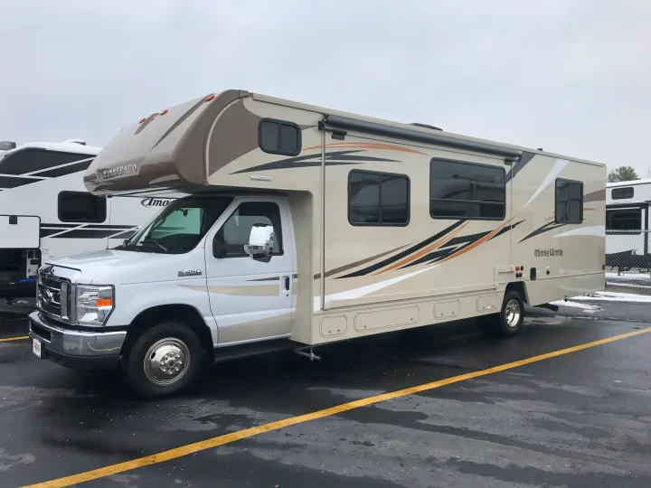 This beige and white Winnebago Minnie Winnie Class C motorhome is ready for your next RV rental adventure.. Winnebago Minnie Winnie 2019