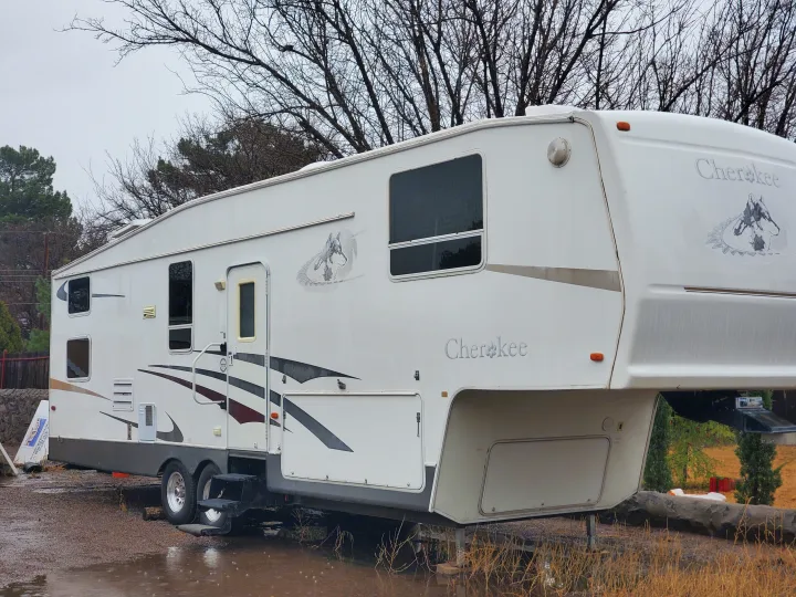 Well maintained fifth wheel with a good looking exterior . Forest River Cherokee 2005