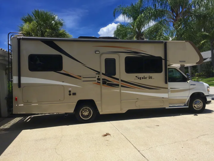 Perfect size to fit in a driveway yet roomy enough to not be in each other's way when glamping!. Itasca Spirit 2016