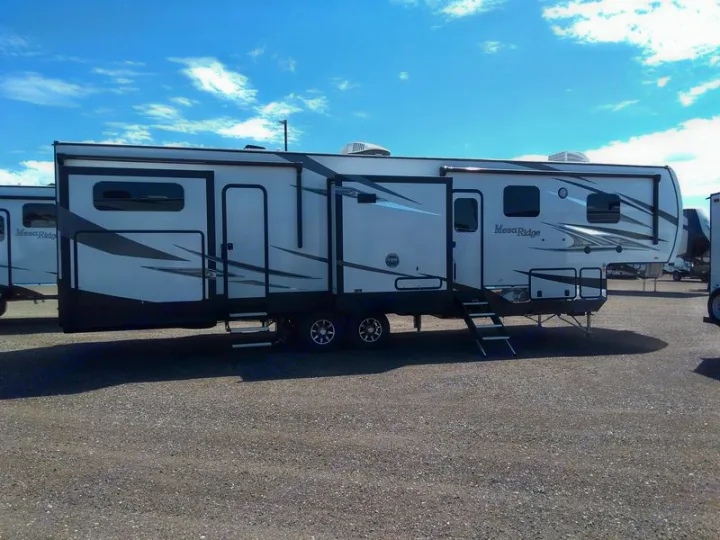 Spacious Mesa Ridge fifth-wheel RV rental, ideal for your next outdoor adventure. Enjoy comfort on the open road.. Highland Ridge Mesa Ridge 427BHS 2019