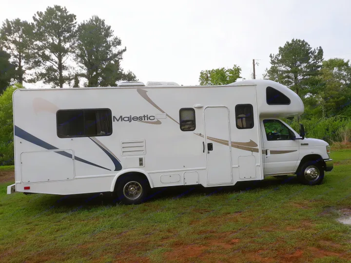 Thor Motor Coach Four Winds Majestic 2011