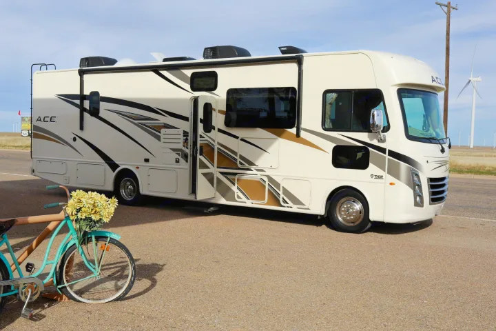 Manta at the midway point of Route 66. Thor Motor Coach A.C.E 2020