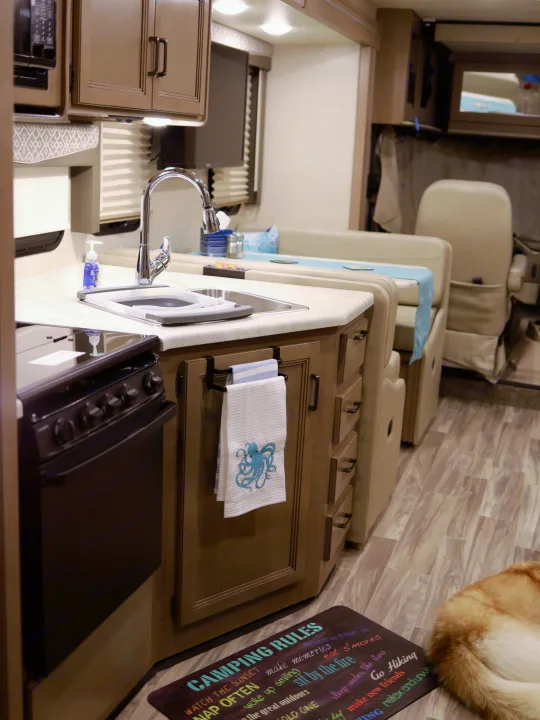 Kitchen Sink and Dining. Thor Motor Coach A.C.E 2020