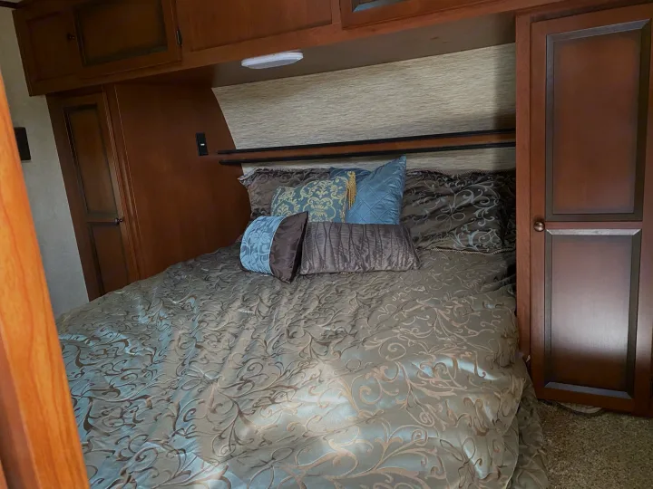 queen size bed. Forest River Solaire 2014