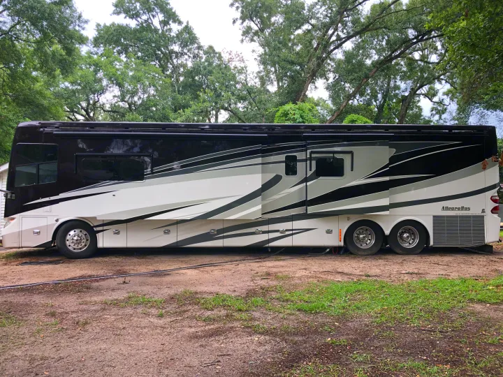 Hotel on wheels. Tiffin Motorhomes Allegro Bus 2015