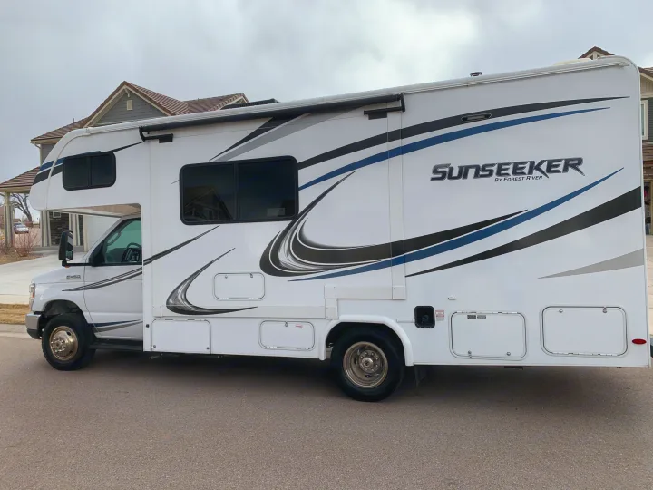 White Sunseeker RV, a spacious motorhome perfect for your next rv rental adventure.. Forest River Sunseeker 2019