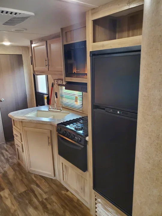 Kitchen. Coachmen Catalina 321BHDS 2020