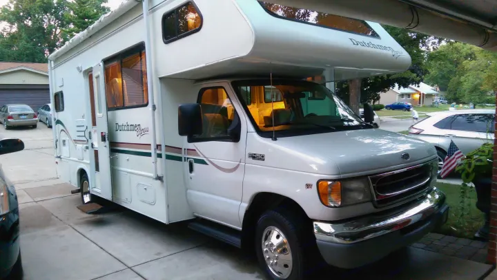 White Dutchmen Express Class C RV rental, a Ford E-450, parked in a driveway. Ready for your next adventure.. Dutchmen Other 2001