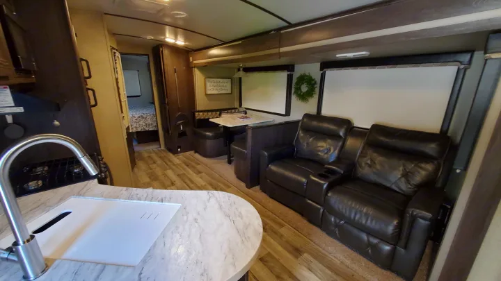 Living Room / Dinette. Keystone Outback 324CG 2018