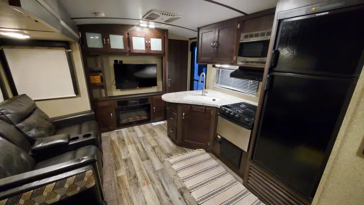 Living Room / Kitchen. Keystone Outback 324CG 2018