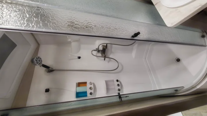 Double shower with two heights, one for adults and one for kids. Keystone Outback 324CG 2018