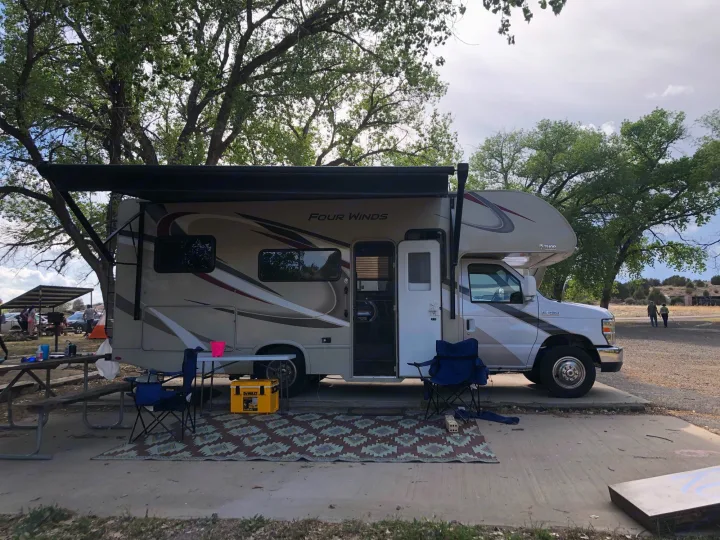 awning attached. rug included for use.. Thor Motor Coach Four Winds 2019