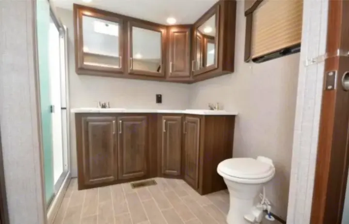 Bathroom. Other Avalanche 2019