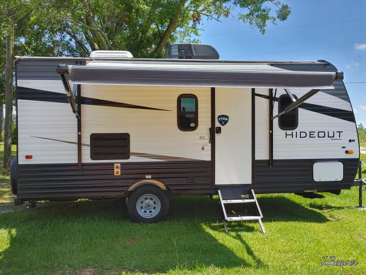 Automatic awning and sterdy steps. Keystone Hideout 2019