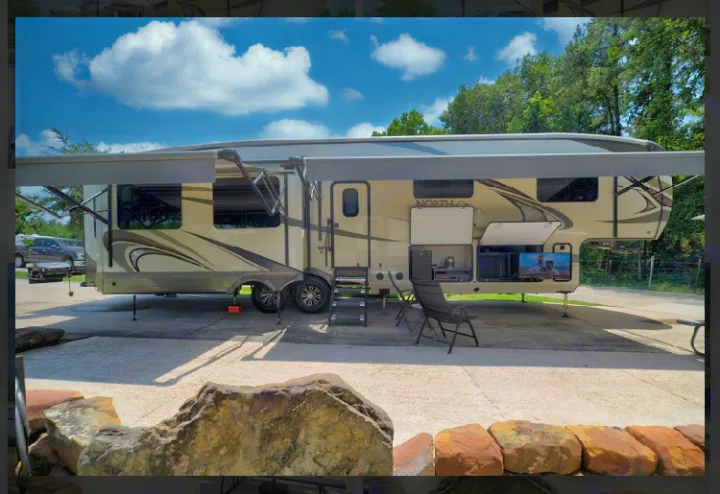Big awnings, outdoor kitchen, outdoor TV. Jayco North Point 2018