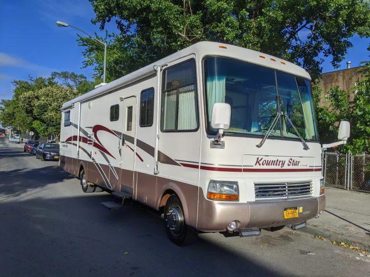 37 Foot, well maintained RV with two slide outs. Available locally in New York City.. Newmar Kountry Star 2001
