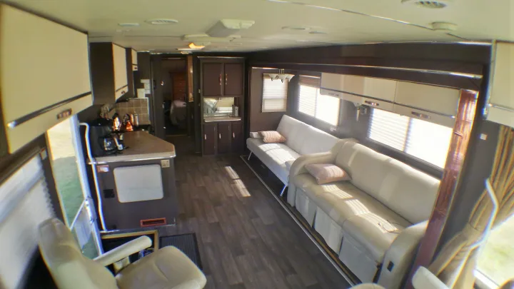 there is a dining table just not in pic. Coachmen Santara 3690 2004