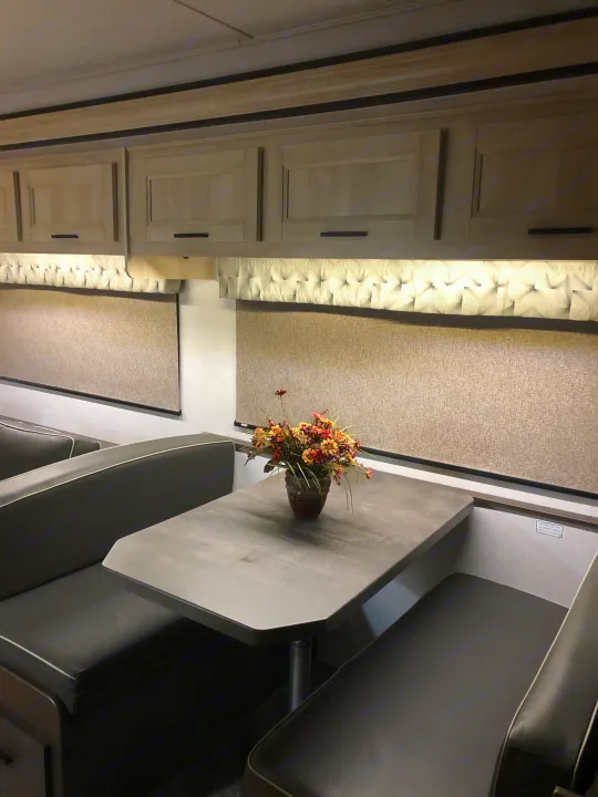 Dinette. Forest River Sunseeker 2020