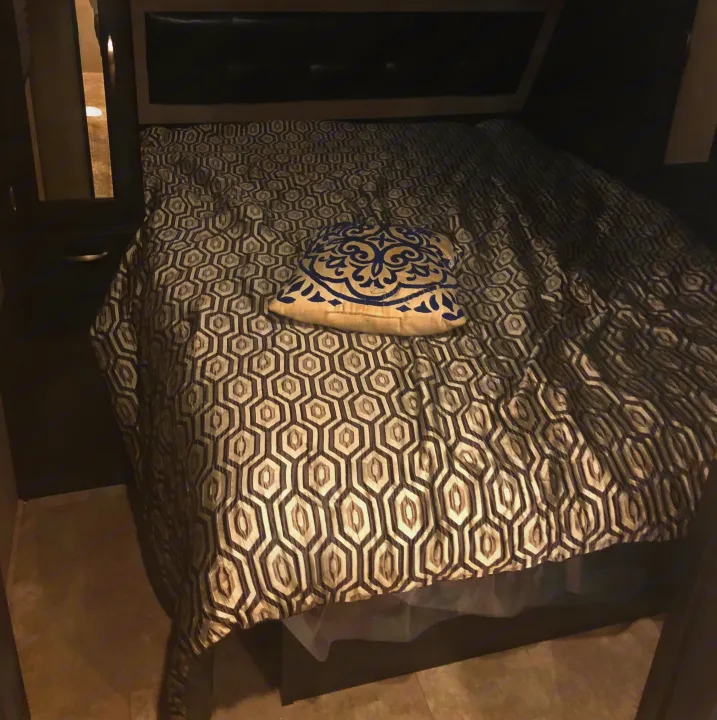 Queen bed. Grand Design Other 2019