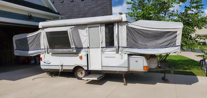 Camper pops out to 25 feet with 2 king beds, slide out dinette and pop out kitchen.. Fleetwood Bayside 2004