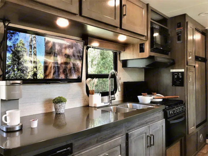fully stocked kitchen. Winnebago Minnie Winnie 2020