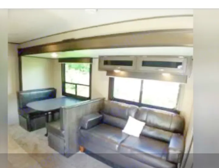 Table and couch turn into beds. Jayco Jay Flight 2018