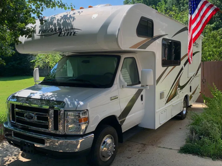 Marshmallow & America. Thor Motor Coach Freedom Elite 2016