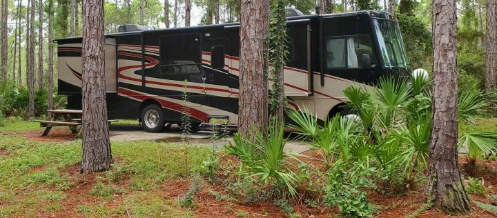 With a 14 foot Awning, Big Windows, and a large outdoor tv, you will soon feel like you are part of nature but with all the comforts of a home.. Winnebago Vista 2016
