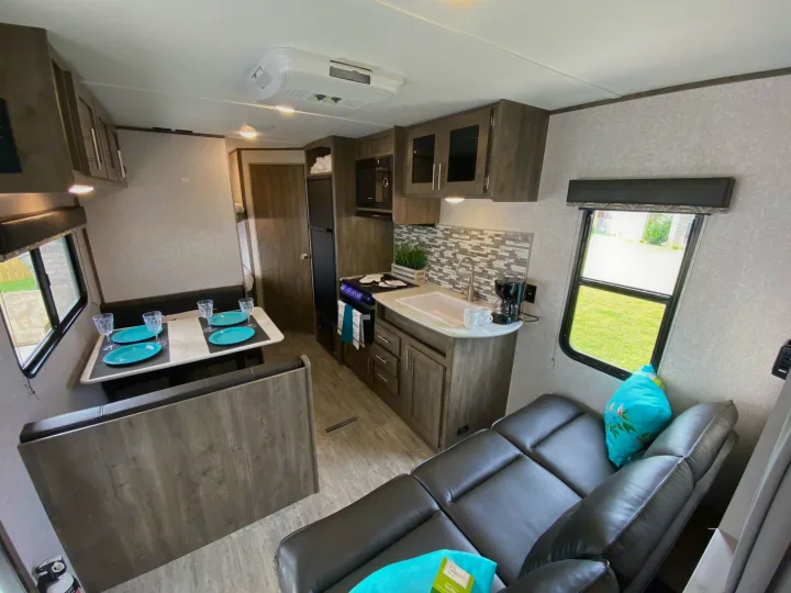 Experience comfort in this modern rv rental travel trailer. Features a full kitchen, dinette, and spacious living area.. Dutchmen Aspen Trail 2021