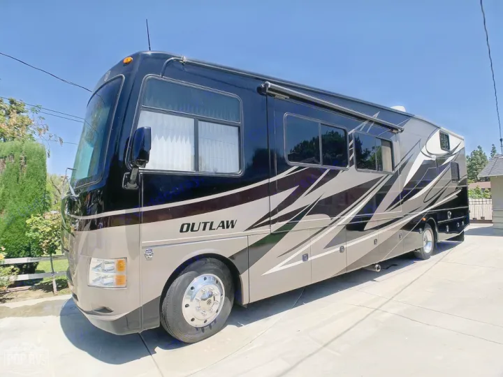 Thor Motor Coach Outlaw 2013
