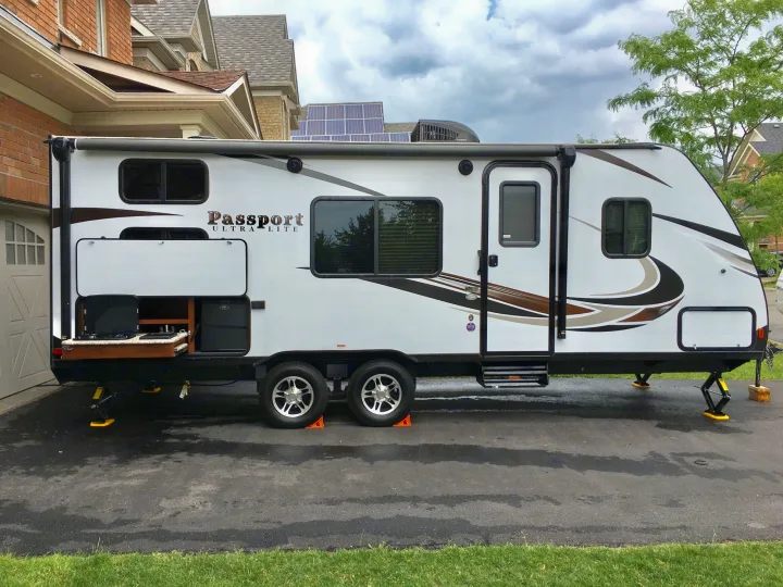 25.5 feet long, easy pull, Automatic awning, outdoor speakers, outdoor shower. Keystone Passport 2018