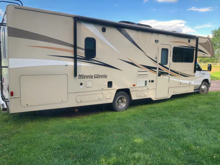 Tan Minnie Winnie RV motorhome for your next rv rental trip. Featuring an awning, ready for outdoor living.. Winnebago Minnie Winnie 2017