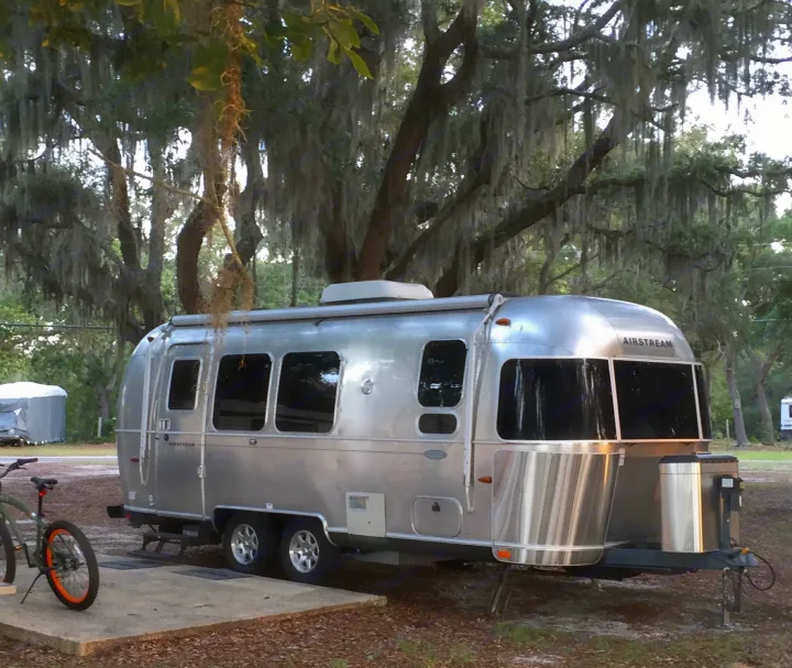 Right Side as seen from front. Airstream Flying Cloud 2011