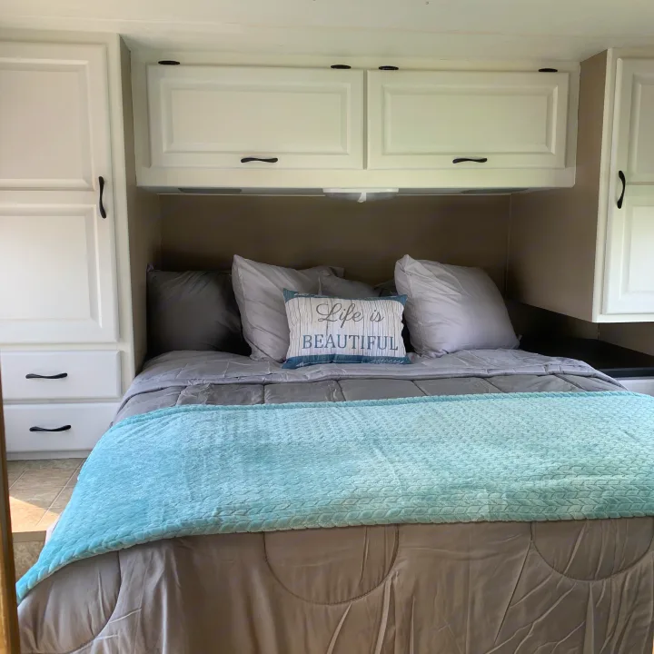 Private Queen Bedroom. Thor Motor Coach Four Winds Majestic 2011