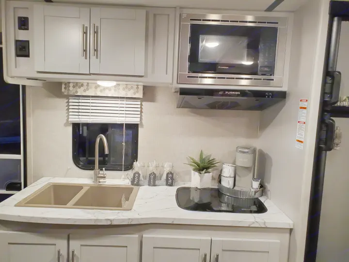 Sink, microwave, gas range, and coffeemaker. Keystone Bullet 2019