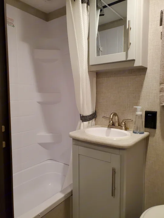 Sink and shower. Keystone Bullet 2019