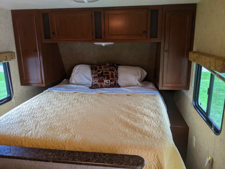 Queen bed. Heartland Pioneer 2013