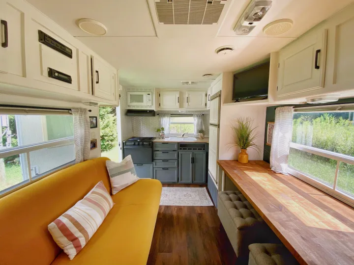Couch folds down to full sized bed.. Starcraft Travel Trailer 2000